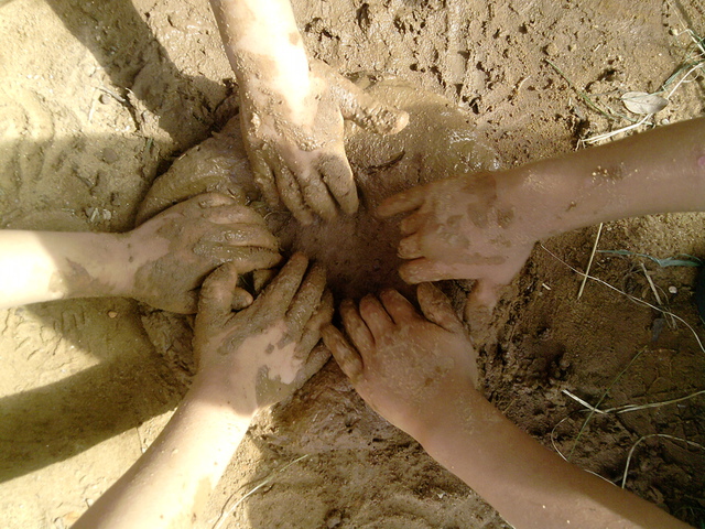 Escuta mãos trabalhando juntas display